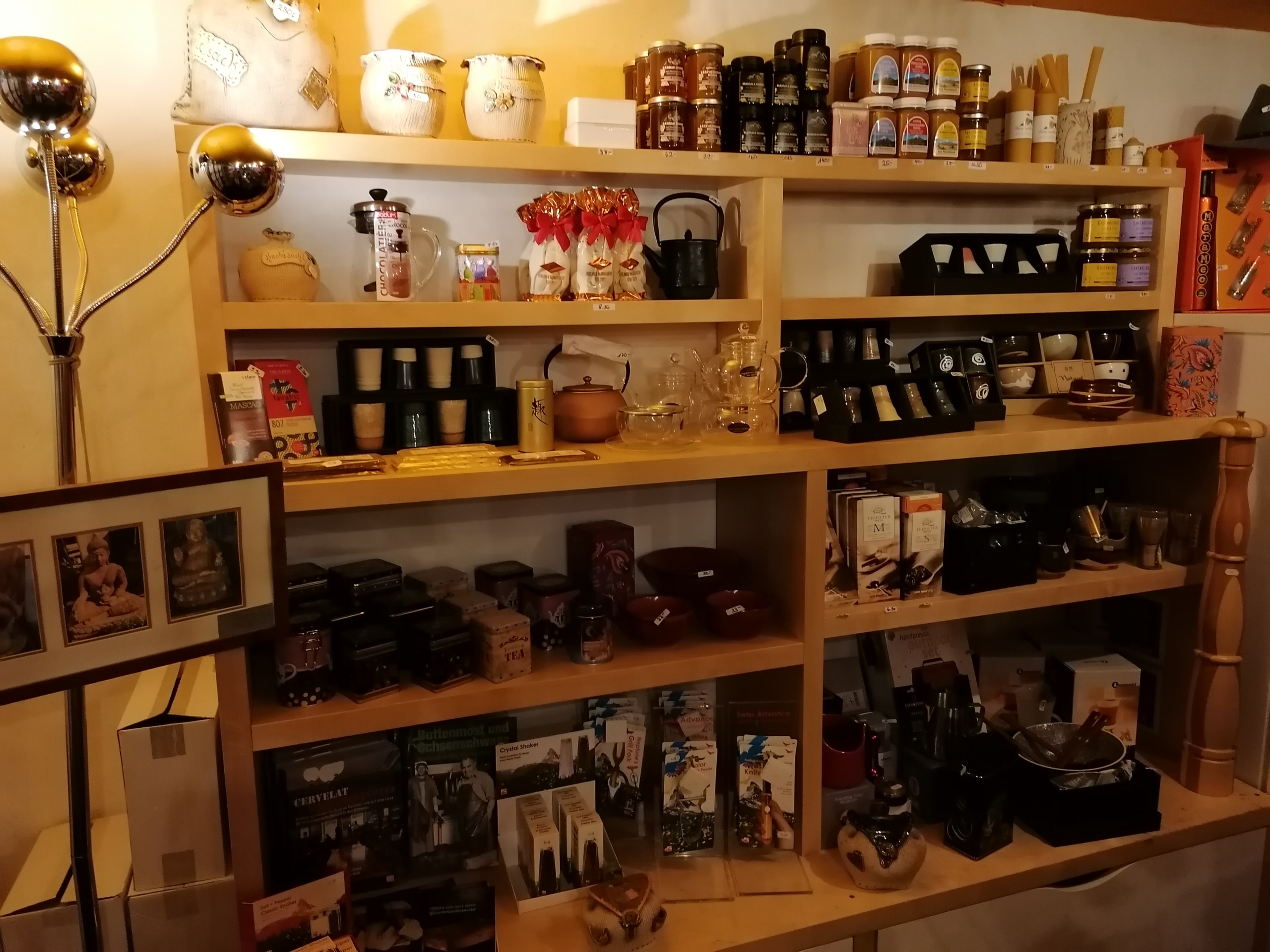 Teekultur und handverlesenes Zubehör in der Würzbar