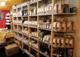 Gewürze und Tees in grosser Auswahl übersichtlich präsentiert