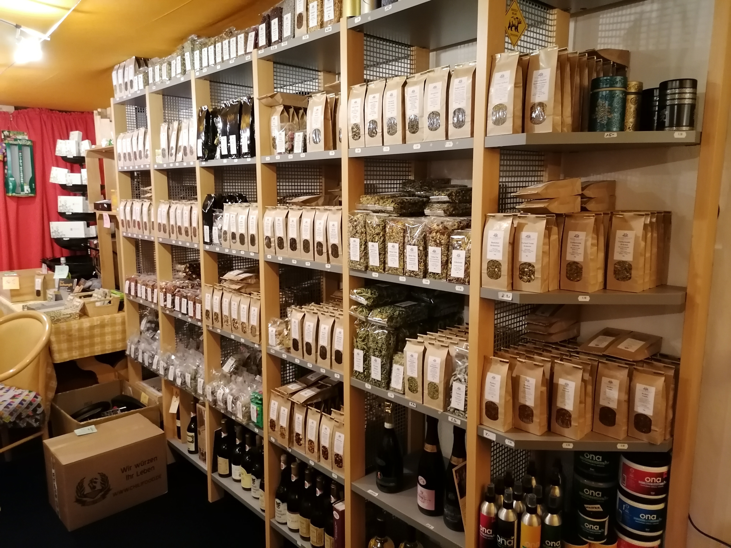 Gewürze und Tees in grosser Auswahl übersichtlich präsentiert